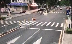 轿车撞飞“未让行”的电动车