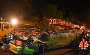 臺(tái)灣游覽車翻車現(xiàn)場(chǎng)如煉獄，消防員：沒碰到過這么慘的車禍