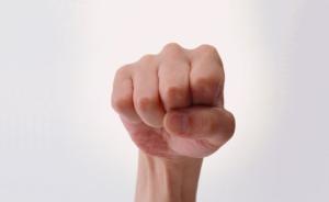 北京一艺术团团长河南老家摆摊遭群殴致死，两人被抓一人在逃