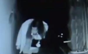 女子一路低头玩手机，被尾随入室抢劫