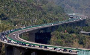 臺灣滿載39名陸客游覽車在高速上突冒濃煙，幸無人員傷亡