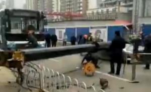 武汉一地铁工地吊车臂倒下砸中私家车