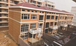 河南太康一小學(xué)被曝租農(nóng)民土地開(kāi)發(fā)別墅，官方：違建，正拆除