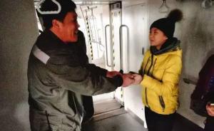 連拆7節(jié)地鐵車(chē)廂連接處助乘客找手機(jī)