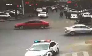 阜阳交警最美逆行：紧急送医休克女病童