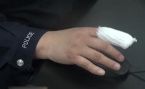 女子咬舌欲自盡，民警伸手當(dāng)“肉墊”