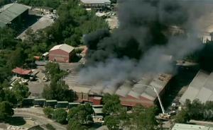 悉尼西部一垃圾場發(fā)生火災(zāi)黑煙彌漫，百名消防員已趕赴現(xiàn)場