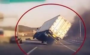 為躲路牌，超高貨車(chē)司機(jī)大玩車(chē)技