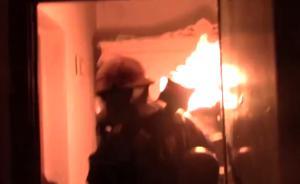 煤氣罐起火，90后消防員抱著沖下七樓