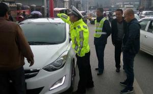 大理一疑似交警被指駕無牌車并辱罵威脅中巴司機(jī)，警方正調(diào)查