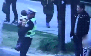 視頻｜杭州未婚交警抱娃指揮交通：市民需要幫助我們義不容辭