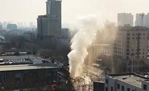 河北保定熱力管道泄露，噴出熱氣十余米高