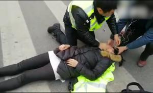 交警哥晚高峰路口上演生死急救