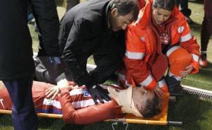 惨!马竞前锋托雷斯头部着地,重伤休克