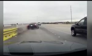 特斯拉又撞了：自动驾驶不识隔离线