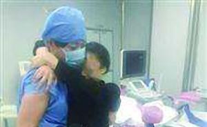 抱残疾患者上下手术台，沈阳女护士获赞“大力水手”