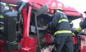 货车司机被困变形车头中，消防破拆解救