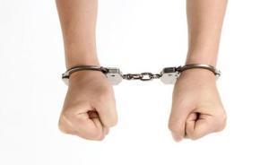 深圳17歲少年可憐流浪漢光腳撿垃圾，持刀威脅路人脫鞋
