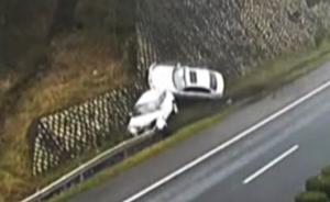 開車看手機，兩車相撞騰空飛起