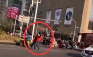 女子強(qiáng)行過(guò)馬路，志愿者“熊抱”送回
