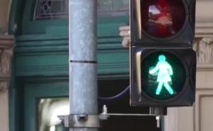 墨爾本的交通燈“小人”穿上了裙子