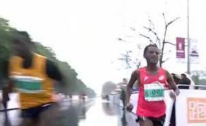 尷尬！跑了42公里，沖線時(shí)因跑錯(cuò)路丟冠