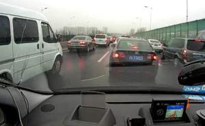 急救車早高峰護送高燒嬰兒，上海私家車一路讓出“生命通道”