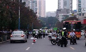 廣西一男子與一女子交談時(shí)突然沖向公交車底，遭碾壓當(dāng)場(chǎng)死亡