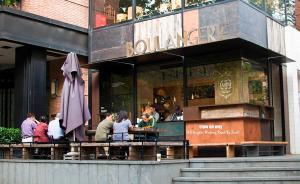 上海武康路一网红面包店涉嫌使用过期面粉，已被停业调查