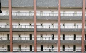 貴陽(yáng)一寄宿制中學(xué)在男生宿舍門(mén)上“挖洞”，校方：為方便查寢