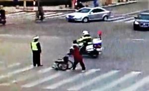 山東煙臺兩輔警主動為行動不便老人開道