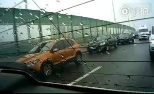 急救車護送高燒嬰兒，私家車讓出通道