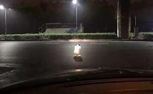 暖聞丨夜遇女子蹲在暗燈馬路上哭，杭州車主打開車燈照亮守護(hù)