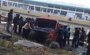 上海申嘉湖高速一集卡車頭墜下高架掉河邊，一人死亡一人重傷