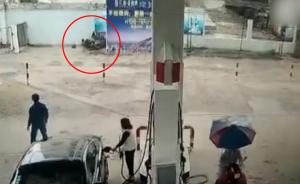 即视感丨小偷加油站偷包慌不择路,撞墙骨折