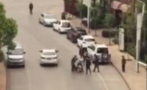 云南曲靖多名男子暴打女收费员，警方：停车引发，4人被控制