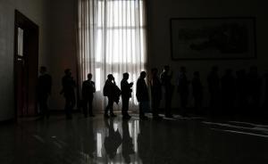 陜西山陽地稅局職工被指違規(guī)建宅逼村民下跪，紀委：正在調(diào)查