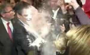 法總統(tǒng)候選人菲永助選大會被潑面粉