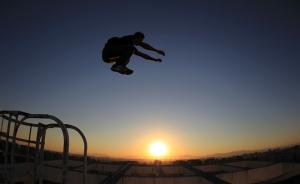 不吼摇滚不弹吉他！他是玩跑酷的崔健