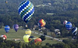 美国得克萨斯州一搭载16人的热气球着火坠落，无人生还