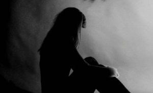 重庆11岁女孩躲进衣柜用水果刀自伤，只因成绩下滑