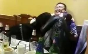 陜西一幼兒園園長接受吃請被解聘，飯局上“左摟右抱”三女子