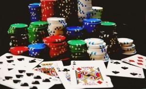 虽然完败于德扑人工智能，人类牌手却靠“认怂”偷了几局