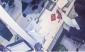 為“吃牢飯”，男子遞紙條“搶銀行”