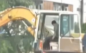 十余人被大火围困，邻居开挖掘机救人