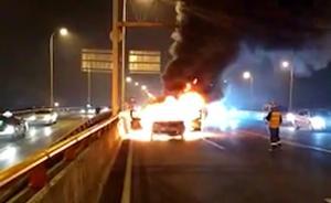 暖聞︱深夜偶遇轎車自燃，上?！盃斒濉眾^力將駕駛員救出