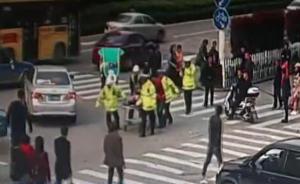 路人晕倒,多名民警推担架车送医