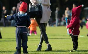 南京10岁男孩哭求妈妈扔掉弟弟：并非吃醋，觉得妈妈太辛苦