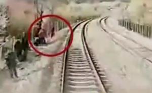 “花海列車”視頻記錄鐵軌邊拍照者