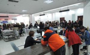 郑州社保局整改办事窗口：玻璃围挡被撤，市民可近距离交流